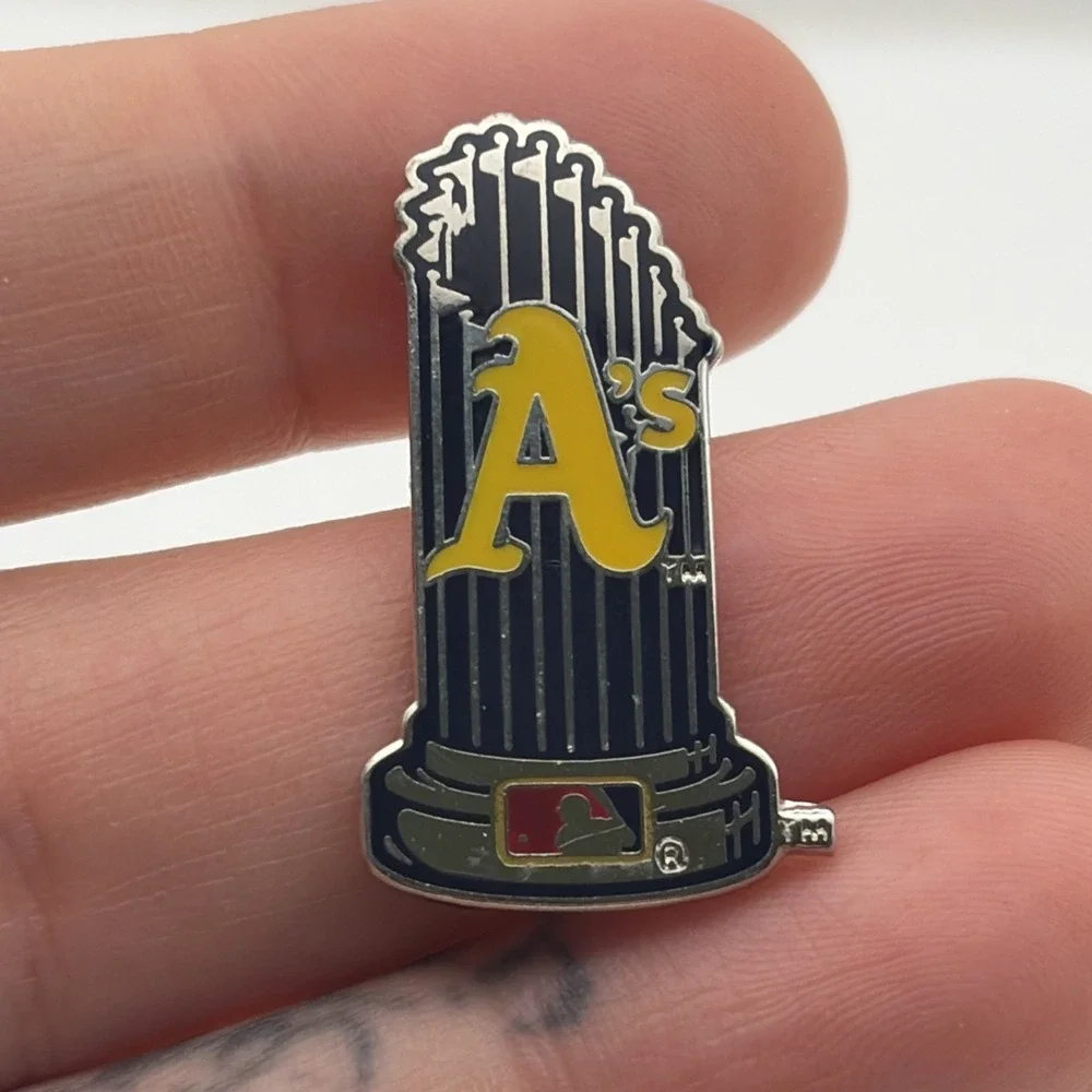 MLB Baseball Oakland Athletics World Series Championship Trophy Lapel‎ Hat Pin